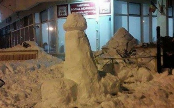 ”Sculptura” din zăpadă care a apărut peste noapte în fața unui sediu al PSD: ”Seamănă perfect cu programul de guvernare”