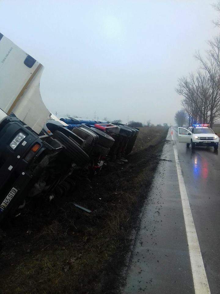 TIR cu roţile în sus într-un şanţ de pe DN7, în Arad