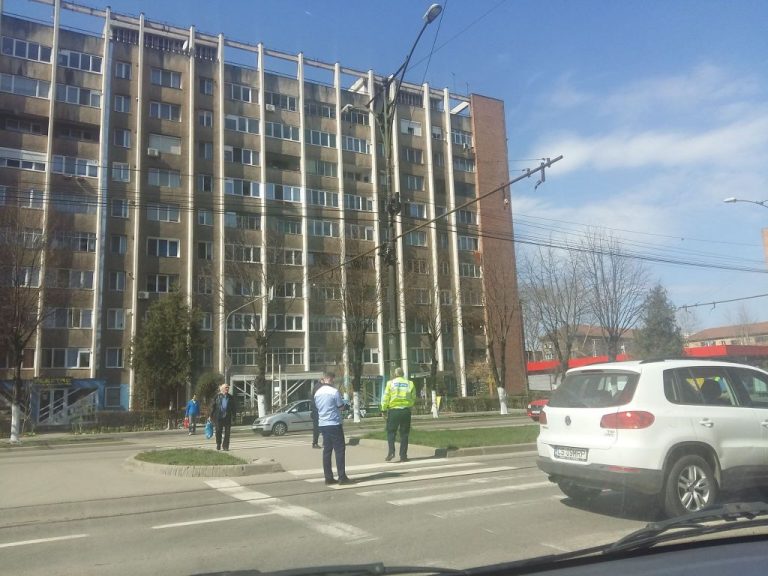 La un pas să fie spulberată pe trecerea de pietoni, în vestul țării. Ce s-a întâmplat cu fetița de 11 ani.