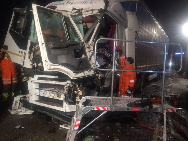 TIR lovit de un tren de pasageri. Șoferul TIR-ului a suferit răni grave