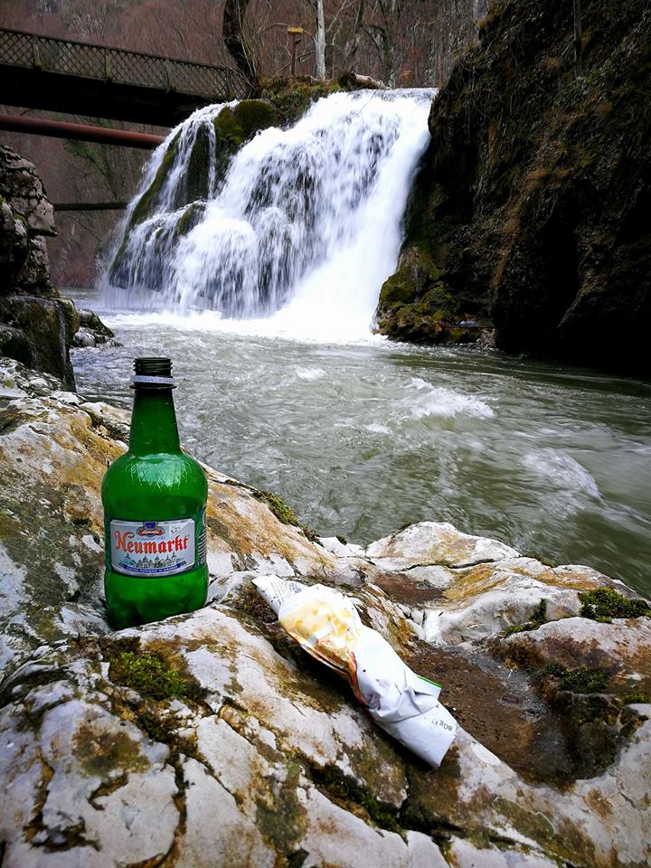 Străinii se înghesuie să o viziteze, unii români își bat joc de frumusețea ei: cascada Bigăr cu gunoaie