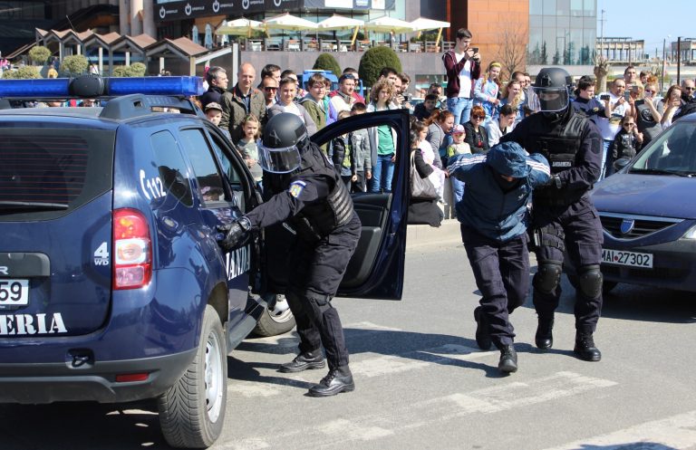 Manifestări dedicate aniversării Zilei Jandarmeriei Române au loc în centrele comerciale din Timișoara-foto-video