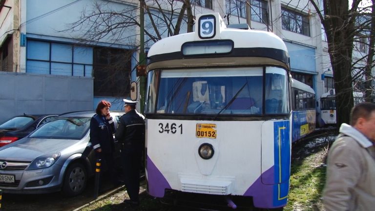 Hoț reținut de călători, într-un tramvai din Timișoara! Furase portofelul unui bărbat