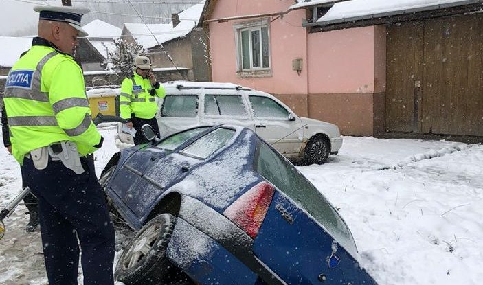 Polițist oprit să acorde ajutor unui șofer căzut în șanț, în Arad. Ce a descoperit ulterior