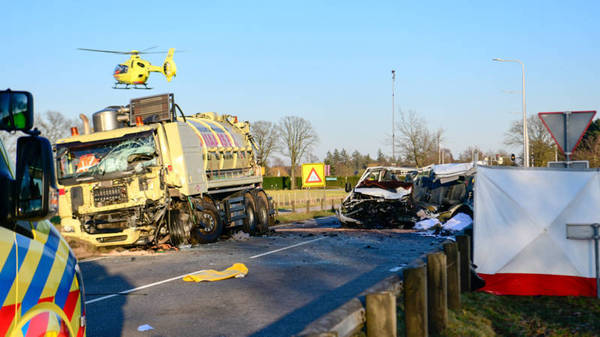Români morţi departe de casă! Accident înfiorător între un microbuz şi un camion
