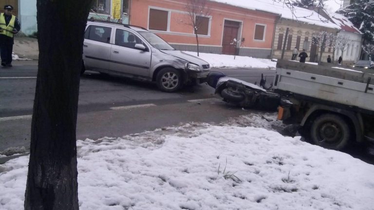 Accident grav la Bocșa, un motociclist izbit din plin – foto-video