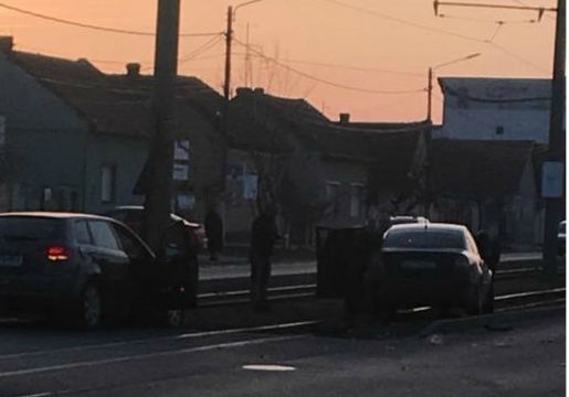 Accident pe liniile de tramvai, trafic dat peste cap! Două mașini au fost distruse