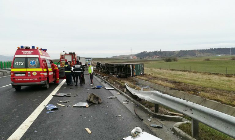 Autovehicule făcute praf pe autostradă! Impact teribil și o victimă! Foto