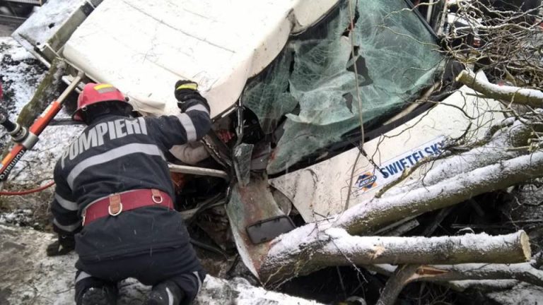 Persoane rămase captive în mașină, după un teribil accident petrecut pe DN7! Foto