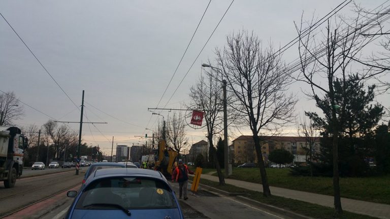 Cum se lucrează pe marile bulevarde ale Timişoarei: în miezul zilei, printre ambuteiaje. Foto