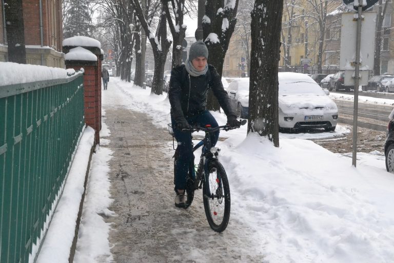 Transport alternativ sau nesimțirea ghiolbanului cu două roți. Foto