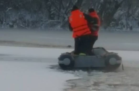Salvat după ce a căzut în apa înghețată. Operațiune contracronometru a pompierilor
