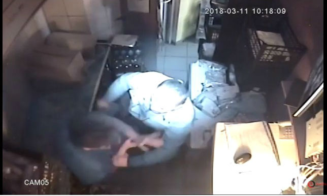 Imagini care vă pot afecta emoțional. Momentul unei tâlhării, surprins de camere. Femeie bătută cu cruzime