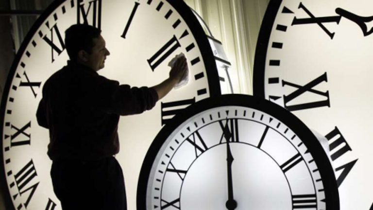 Românii trec la ora de iarnă! Noaptea în care se doarme mai mult