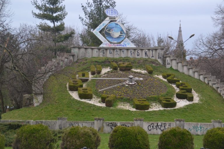 Inutilitatea unui ceas floral ce nu funcționează și imaginea hidoasă a porților sale. Foto-Video