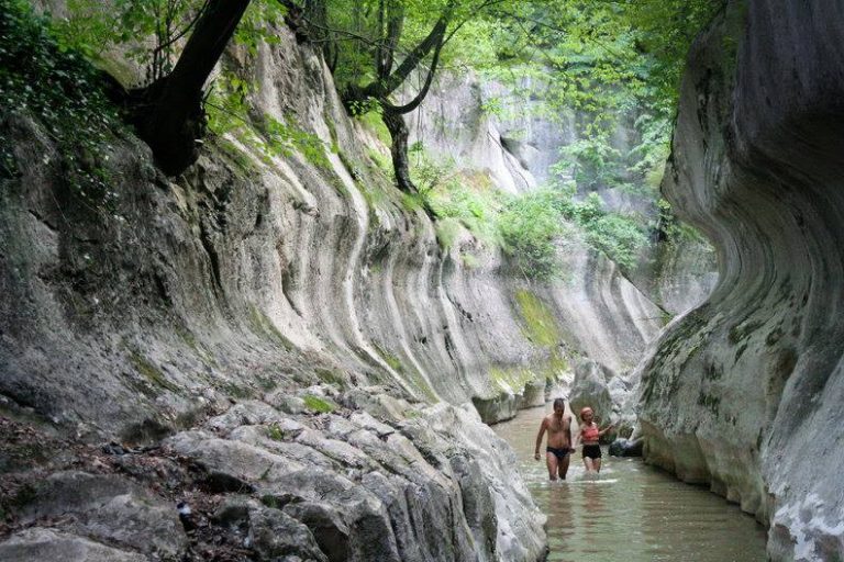 Cheile Băniței – calcarele mezozoice dintre lumină şi umbre. Foto-Video
