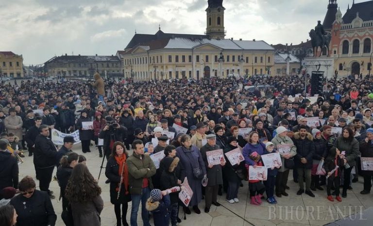 Protest de proporții în vestul țării ! Mii de oameni solicită organizarea unui referendum