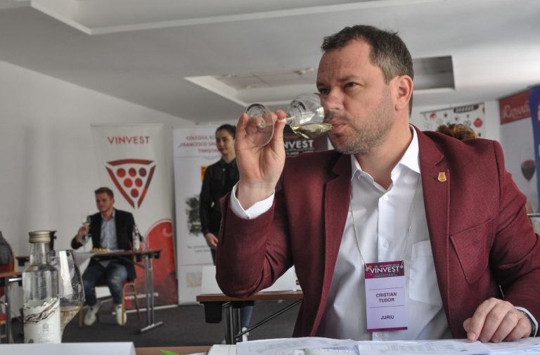 Cele mai subtile arome sunt măsurate și notate de cei mai mari specialiști-video