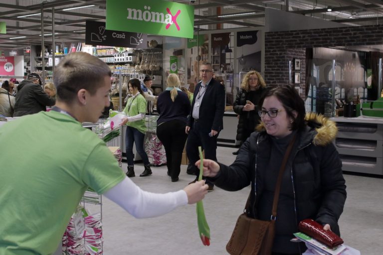 Mömax și-a așteptat primele cliente cu flori. Foto