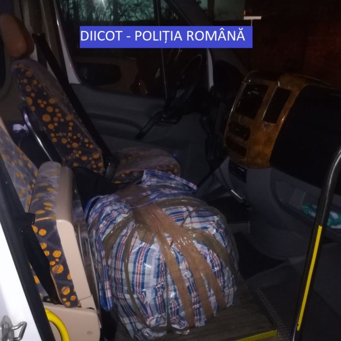 Droguri în valoare de 200.000 de euro găsite în bagajele unor bărbați, la vamă