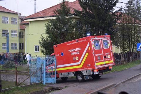 S-a cutremurat pământul la Bocşa! Pompierii au salvat mai mulţi elevi. Foto-Video