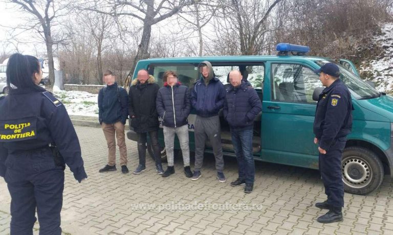 Migranţi deconspiraţi de taximetriştii care i-au preluat de la graniţa cu Serbia. Foto-Video