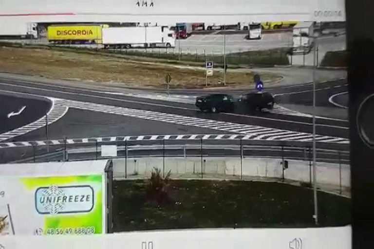 Impact violent între două mașini, surprins de camerele video! Cinci oameni răniți în Timiș