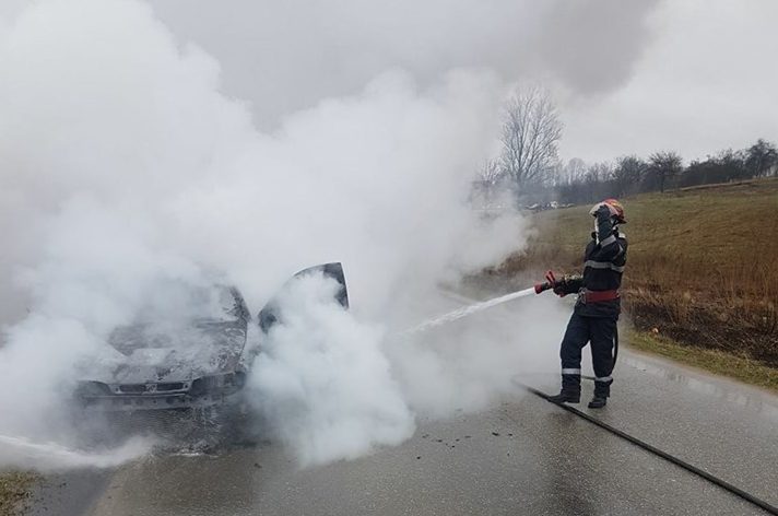 O mașină a luat foc pe un drum județean, în Caras Severin. Foto-Video