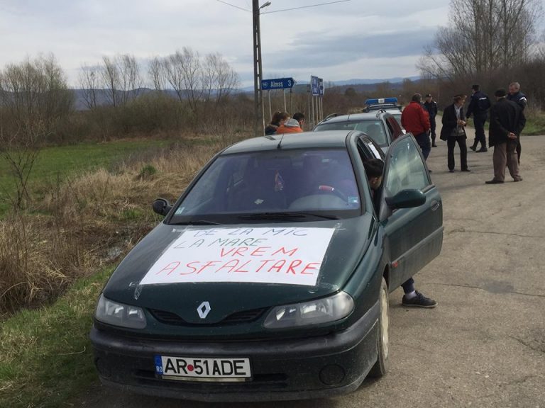 Drumul județean din vestul țării care îi scoate pe oameni la protest. O nouă revoltă a șoferilor. Video
