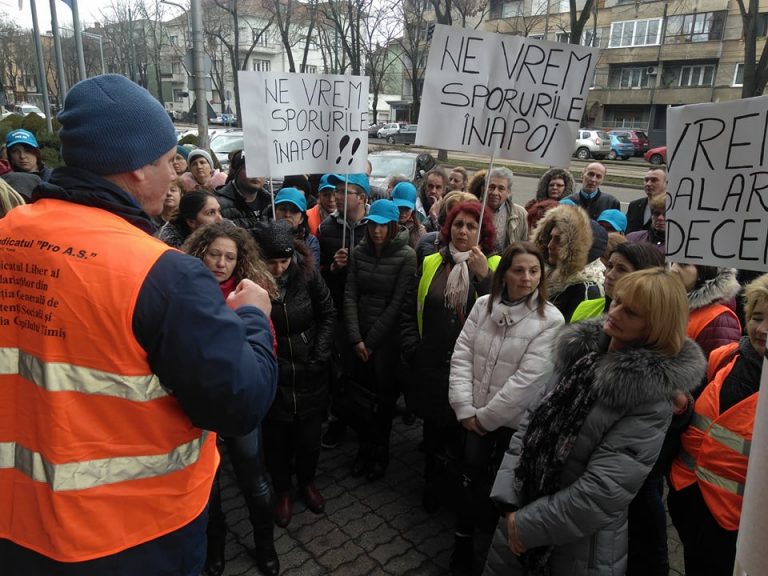 Protest în fața Consiliului Județean Timiș, de 8 Martie! Ce s-a întâmplat-video
