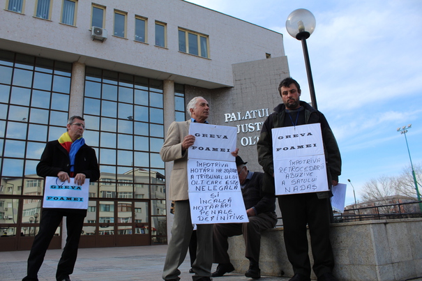 Nou protest al localnicilor din Nadăş, sat pierdut în instanţă, în faţa Tribunalului