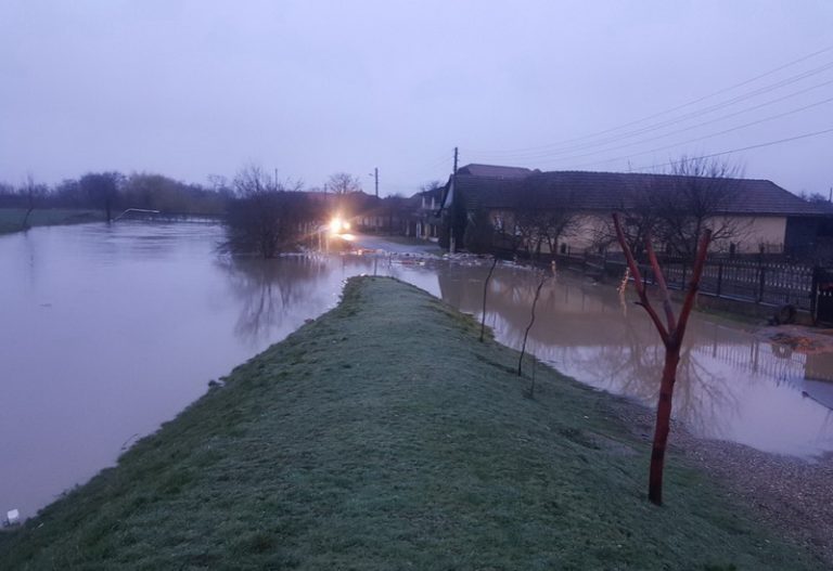 Primele inundații din vestul țării au afectat deja mai multe gospodării. Codul portocaliu persistă!