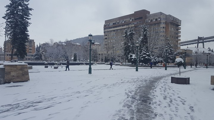 Ninge ca-n povești la Reșița și Caransebeș, utilajele sunt la datorie. Foto