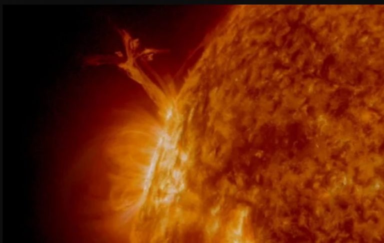Terra, lovită de o furtună solară! Ce se va întâmpla în următoarele patru zile cu pământul