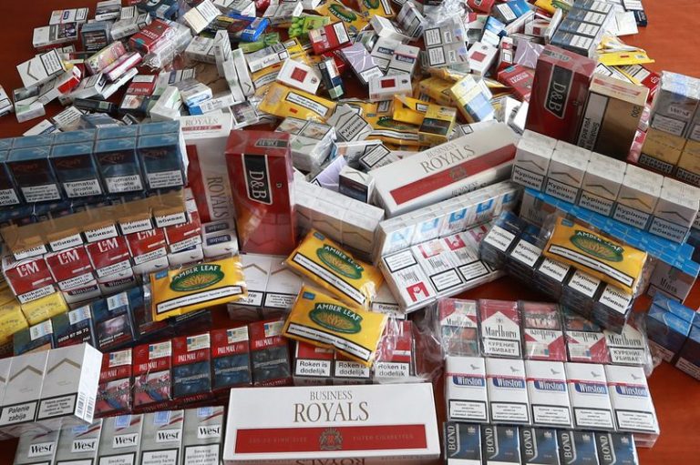 Arestat pentru că vindea țigări de contrabandă într-o piață din Timișoara
