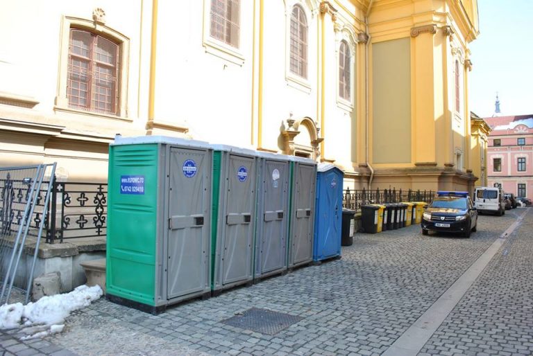 Preoții, deranjați de toaletele amplasate lângă Dom, la maratonul din weekend. Nici un eveniment nu se mai ține fără aviz!