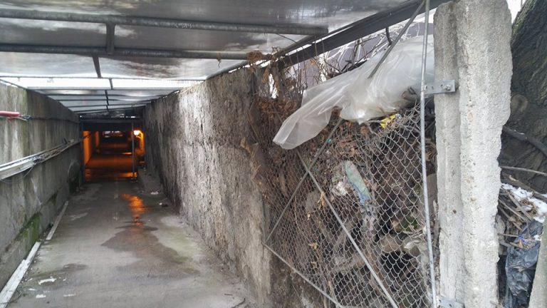 Tunelul „comunist” sau gheto-urban: gunoaie, infiltraţii de apă, vandalizări. Galerie FOTO
