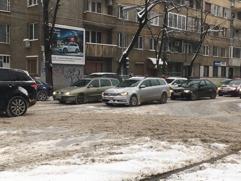 La Timișoara este așteptată primăvara pentru ca temperaturile ridicate să topească zăpada de pe marile artere. Foto