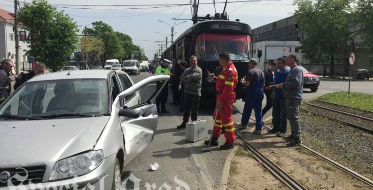 Impact violent între un tramvai și o mașină! O femeie gravidă a rămas încarcerată