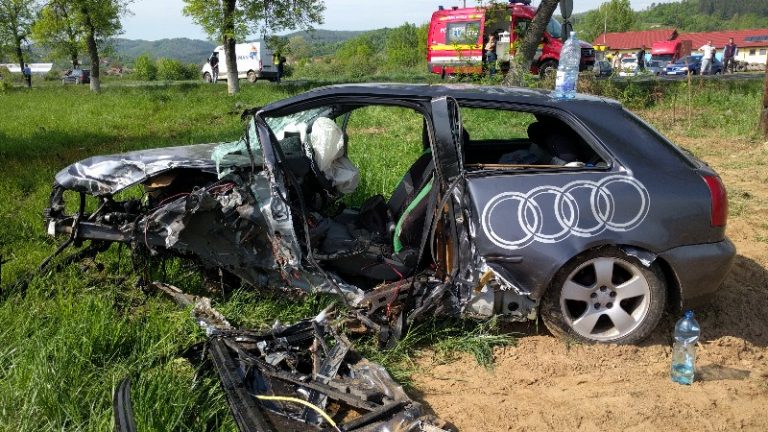 (FOTO) Accident grav în vestul țării. Şoferul unui Audi a intrat cu maşina într-un copac și a murit
