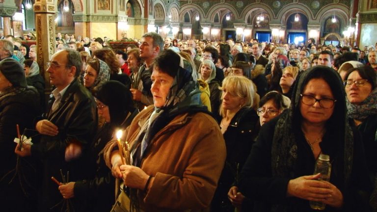 Zeci de credincioși, la slujba de Florii oficiată la Catedrala din Timișoara. Oamenii au luat mlădițe de salcie pentru a fi feriti de boli-foto-video