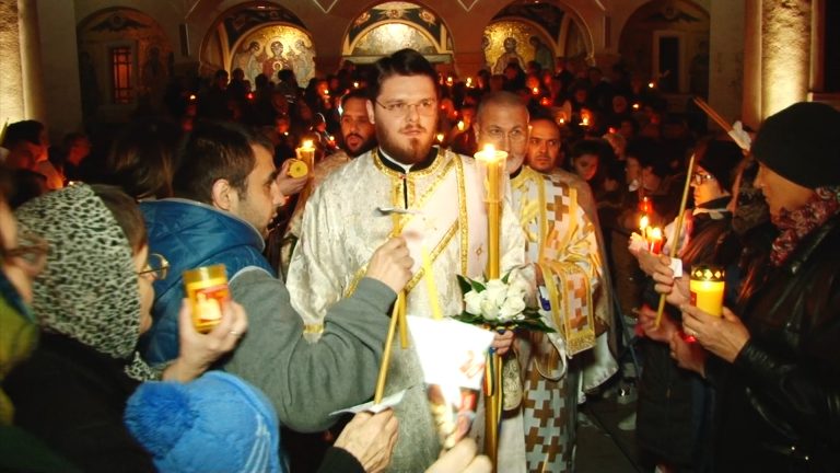 Hristos a Înviat! Lumina Sfântă de la Ierusalim, împărţită miilor de credincioși la Catedrala Mitropolitană. Foto – Video