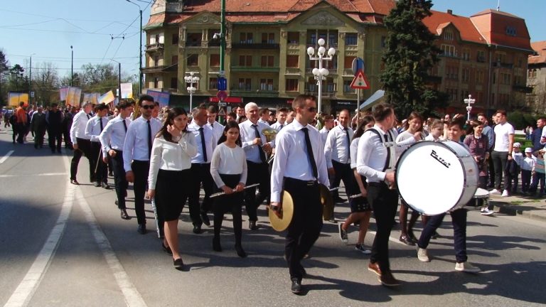 Sute de credincioși la Marșul Învierii, de la Timișoara, în a doua zi de Paște! Foto-video