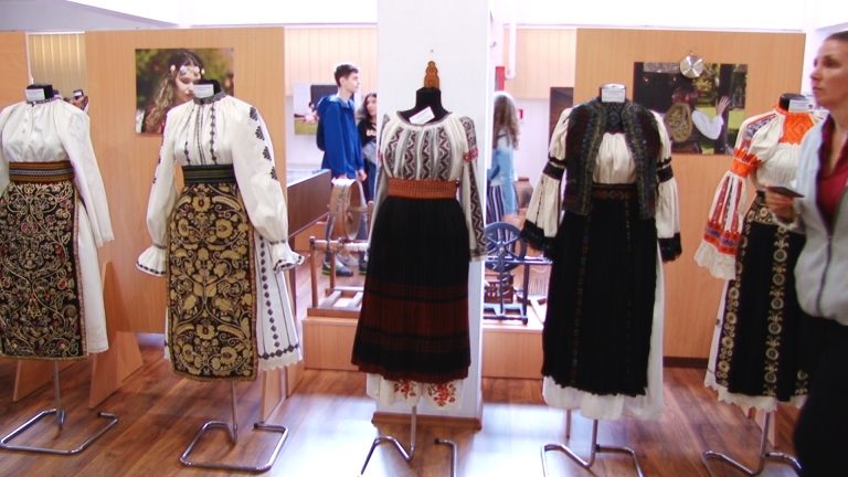 Costume populare expuse la Muzeul Satului Bănățean de un avocat –  foto-video