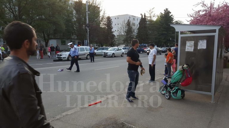 Cărucior lovit în plin de o mașină, în vestul țării. Bebelușul, rănit grav