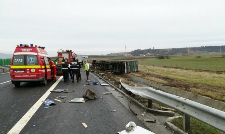 Accident pe autostradă după ce șoferul unui camion a adormit la volan!