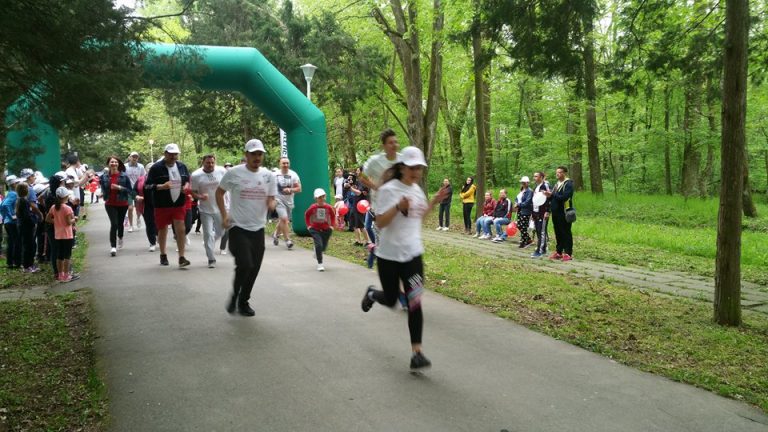 Alergare la Buziaș pentru bolnavii de hemofilie! La cross au participat Simona Amânar şi Iosif Rotariu. Foto
