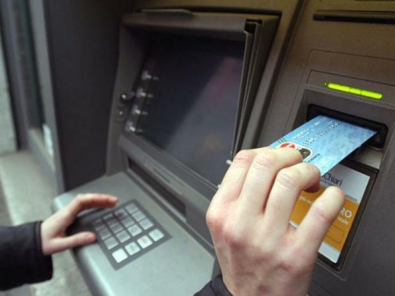 Poliția avertizează! Cum afli dacă tastatura ATM-ului este falsă