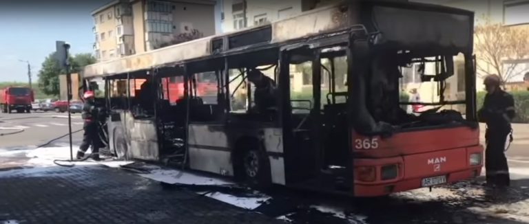 Autobuz mistuit de flăcări, în vestul țării | Video