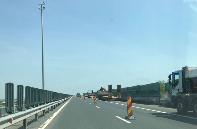 Se lucrează pe autostrada A1 şi sunt restricţii